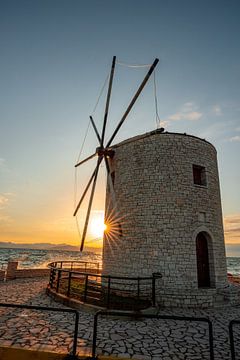 Griekse windmolen bij de haven in Corfu bij zonsopgang van Leo Schindzielorz