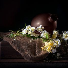 Rozentak met delicate geelwitte bloemen op rustiek jute, van Maren Winter
