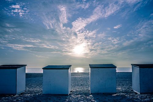 blauw witte strandhuisjes met zonsondergang