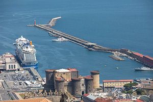 Neapel - Castel Nuovo und Kreuzfahrtschiff