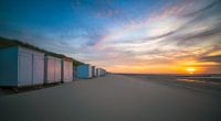 Zonsondergang strandhuisjes Oostkapelle van Roelof Nijholt thumbnail
