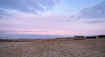 Coucher de soleil enchanteur en Zélande : lueurs roses et violettes.