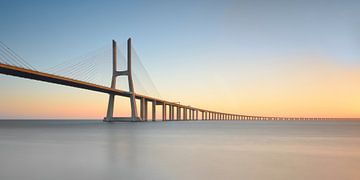 Ponte Vasco da Gama - Modern Lissabon van Rolf Schnepp