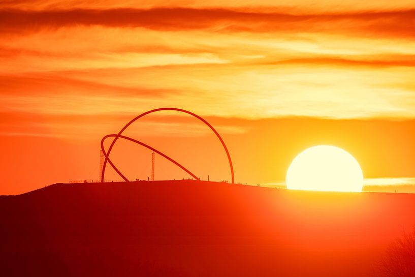 Die monumentalen Bögen des Horizontobservatoriums auf der Halde Hoheward, die den Meridian und den Himmelsäquator darstellen, ist nicht nur eine nur beeindruckende Landmarken, sondern dienen auch als Instrumente zur Himmelsbeobachtung. Die Architektur ist darauf ausgelegt, uralte Techniken der Zeitbestimmung und Kalendererstellung wieder aufleben zu lassen und die Bewegungen von Sonne, Mond und Sternen sichtbar zu machen und wirkt umso stärker in der untergehenden Sonne. von LICHTERKISTE