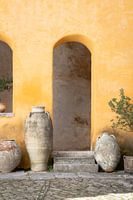 Sonnig gelbe Wand mit Terrakotta-Töpfen, mediterraner Charme
