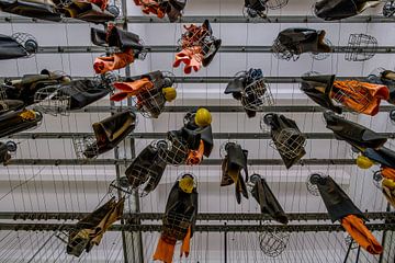 Umkleideraum mit hängenden Korbsystemen für Bergleute von RAW & Refined