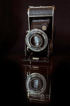 Vintage analoge balg film camera reflectie van Andreea Eva Herczegh
