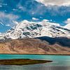 Het Karakul meer nabij Kashgar in Xinjiang, China van Theo Molenaar