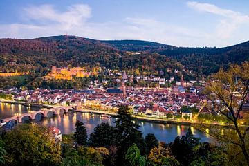 Heidelberg avec le château au crépuscule sur Werner Dieterich