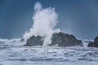 Raues Meerwasser trifft auf Felsen von Jo Pixel Miniaturansicht
