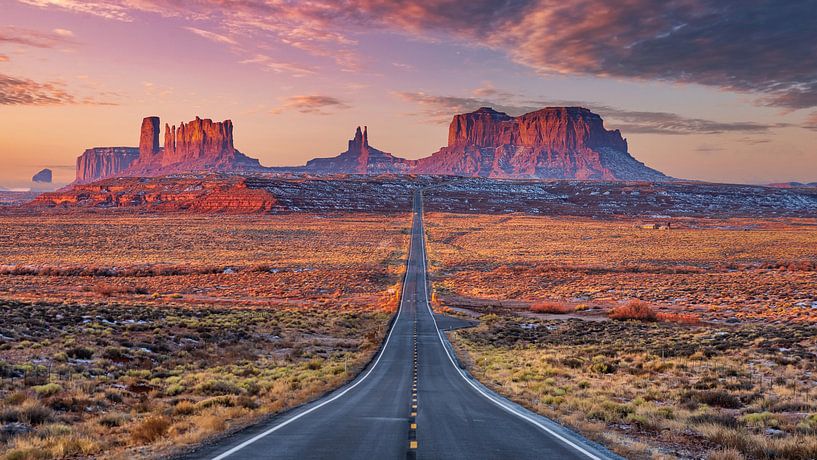 Monument Valley tijdens een koude zonsopkomst van Remco Piet