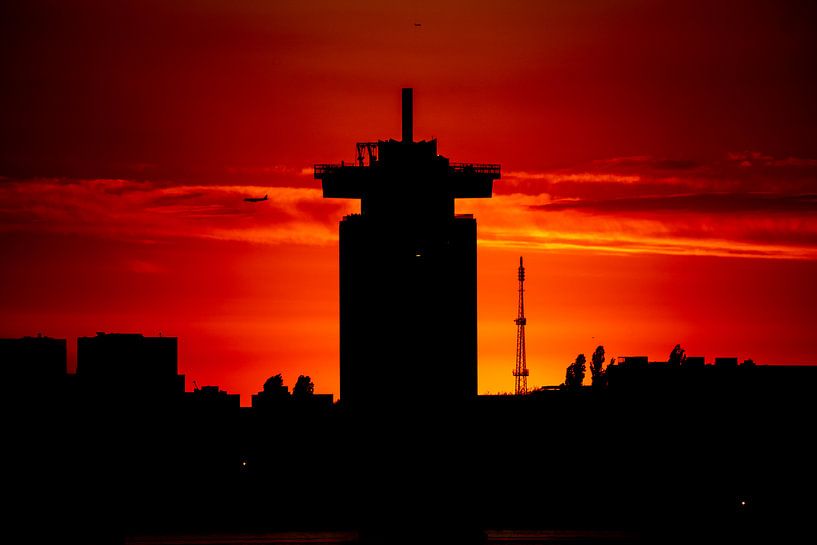 Amsterdam Skyline met a'dam toren bij zonsondergang van John Ozguc