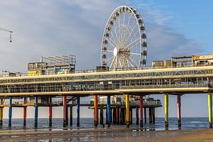 Buntes Scheveningen Pier an einem sonnigen Tag