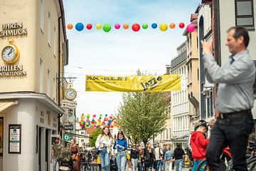 Zomerlantaarns in de voetgangerszone Kempten im Allgäu van Leo Schindzielorz