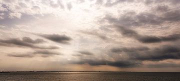 Sun, Sea and Clouds von Annemieke Linders