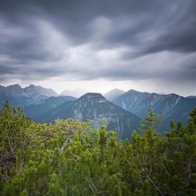 Dramatische sfeer boven het Karwendelgebergte van Jiri Viehmann