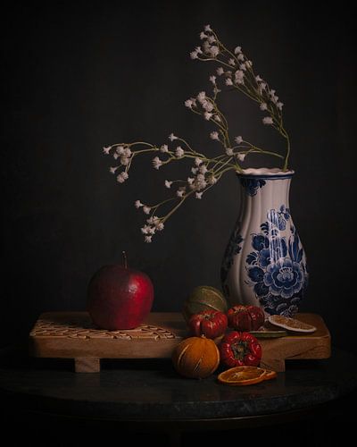 Delftsblauw vaasje met witte bloemetjes en droogfruit van Joey Hohage