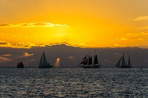 USA, Florida, Erstaunlich orangefarbener Himmel bei Sonnenuntergang auf Key West mit vielen Segelbooten von adventure-photos