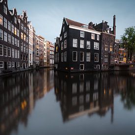 Grachten und alte Häuser in Amsterdam am Oudezijds Voorburgwal von Lorena Cirstea