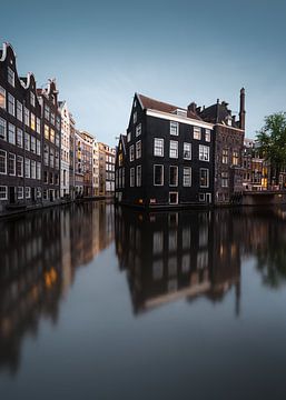 Canal et vieilles maisons à Amsterdam sur Oudezijds Voorburgwal sur Lorena Cirstea