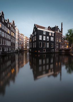 Kanaal en oude huizen in Amsterdam op Oudezijds Voorburgwal van Lorena Cirstea