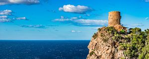 Panoramablick auf den Wachturm der alten Festung an der Küste von Mallorca von Alex Winter