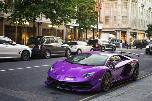 Lamborghini Aventador SVJ aan de Sloane Street in London van Joost Prins Photograhy