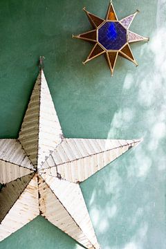 Marokkanische Sterne auf grüner Wand von Stephanie Franken