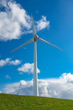 Windturbine met draaiende wieken met blauwe hemel en witte wolken van Sjoerd van der Wal Fotografie