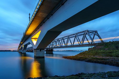 Nut dike bridges at night