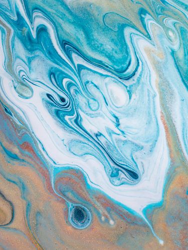 Vloeibare kleuren: blauw tinten en zandkleuren: golf die aanspoelt op strand