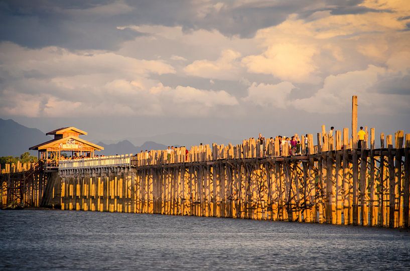 U Bein Bridge, vlakbij Amarapura, Myanmar van Sven Wildschut