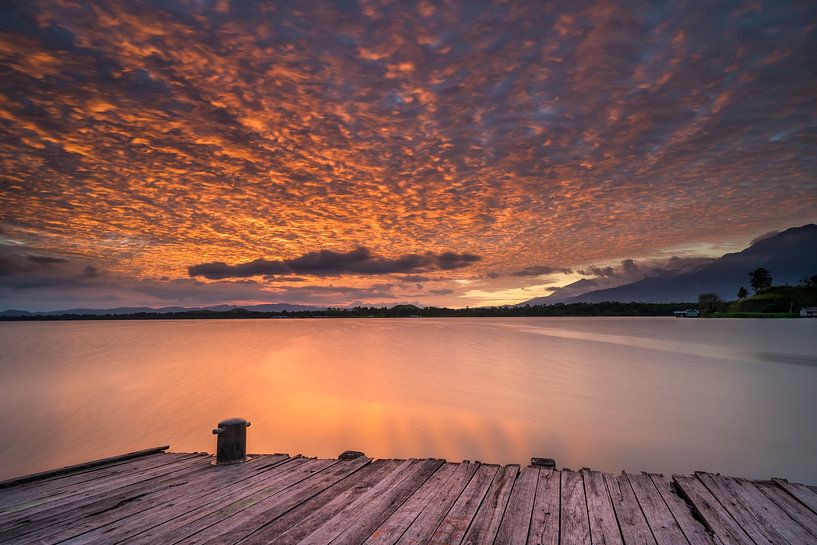 Mooie zonsondergang bij het Sentani meer van Anges van der Logt