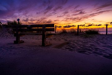 Landschap tijdens de avondschemering net na zonsondergang bij het strand. van Rob Baken