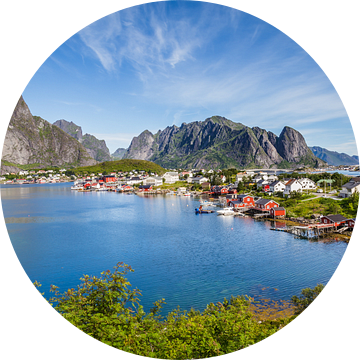 Schilderachtig Lofoten Reine in Noorwegen van Hilda Weges