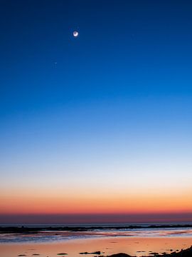 Der Mond scheint über dem Kanal