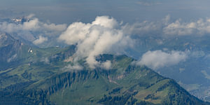 Bergpanorama vom Nebelhorn zum wolkenverhangenem Fellhorn und Söllereck