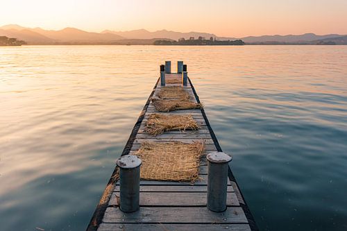 Zonsondergang aan de oevers van West Lake