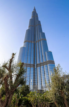 Ein sonniger Tag in Dubai am Burj Khalifa