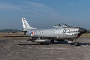 North American F-86K "Kaasjager", ausgestellt auf der Plattform des Nationalen Mil