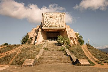 Monumentaal Sovjetbrutalisme: betonnen reliëf en geometrische vormen, Georgië van Gentleman of Decay