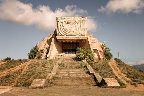 Monumentaler sowjetischer Brutalismus: Beton-Relief und geometrische Formen, Georgien von Gentleman of Decay