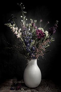 bouquet dans un vase | beaux-arts photographie couleur nature morte | impression art mural sur Nicole Colijn