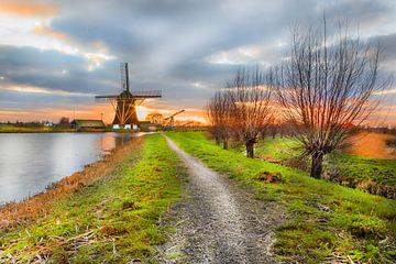Windmolen in Nederlands landschap tijdens zonsondergang in Abcoude van Jan van Dasler