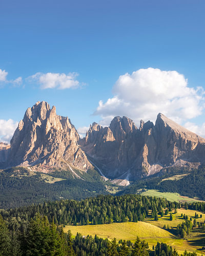 Uitzicht op de Sassolungo vanaf de Alpe di Siusi, Dolomieten, Italië