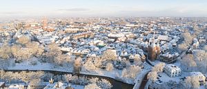 Das alte Stadttor von Zwolle Sassenpoort an einem kalten Wintermorgen