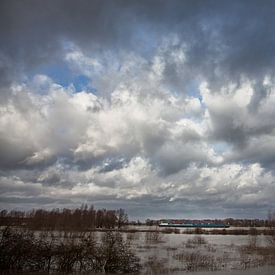 woeste lucht boven rivier by Toon de Vos