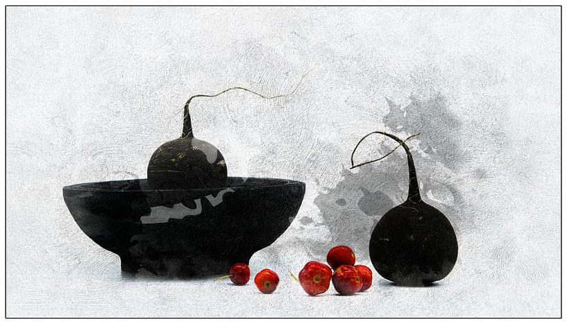 Malerisches Stillleben mit Radieschen und Kirschen . von Saskia Dingemans Awarded Photographer