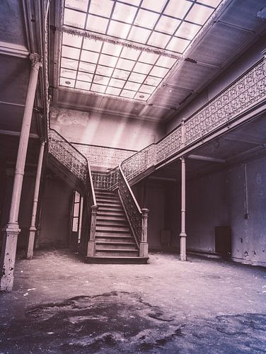 Trappenhal met Dakraam en Zonlicht