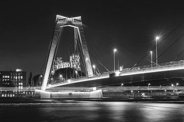 Willemsbrug met doorkijk naar De Hef - Rotterdam bij nacht | Zwart-Wit van Daan Duvillier
